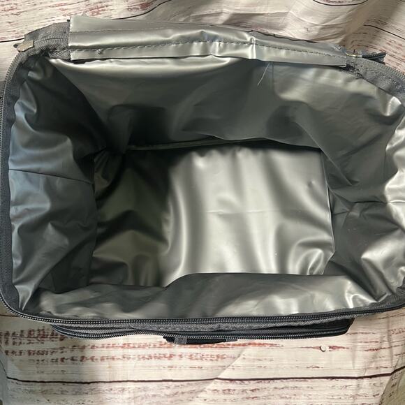 Black and Gray 12 Can Soft-Sided Cold Cooler Pre-Loved - Picture 2 of 9